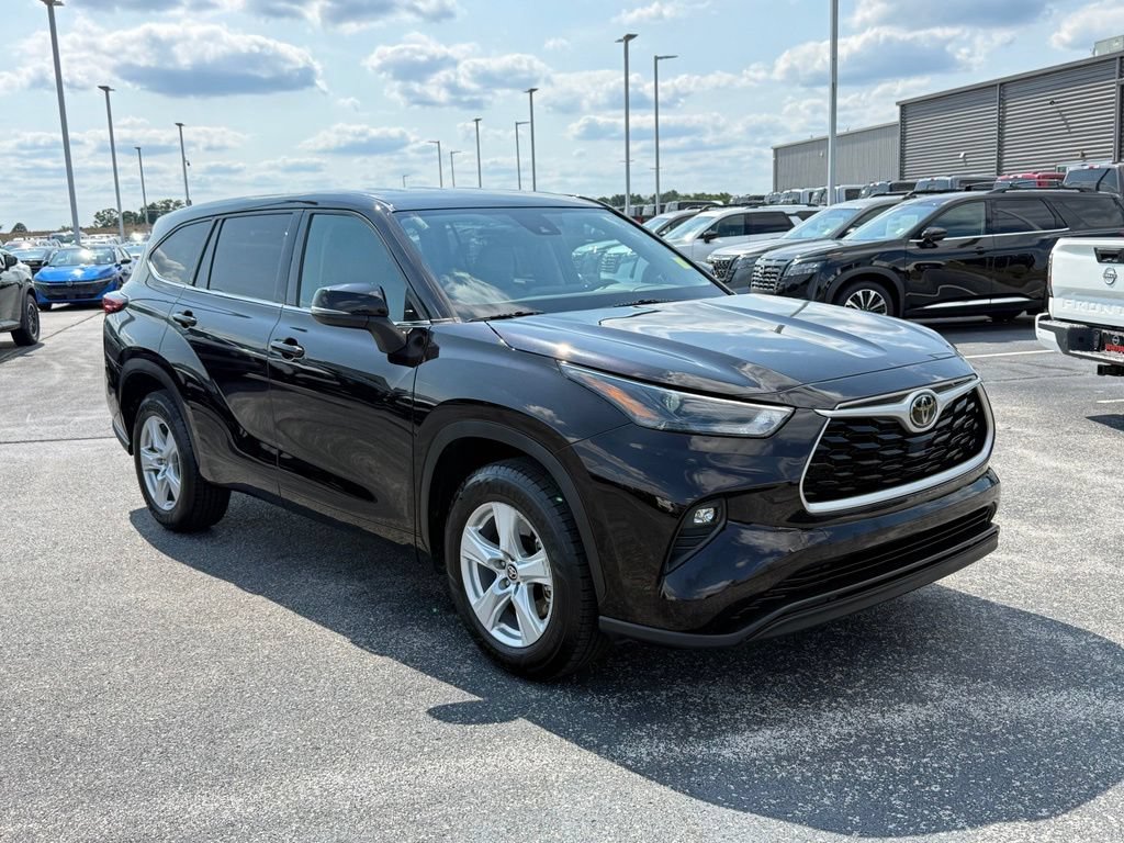 Used 2022 Toyota Highlander LE FWD image 13