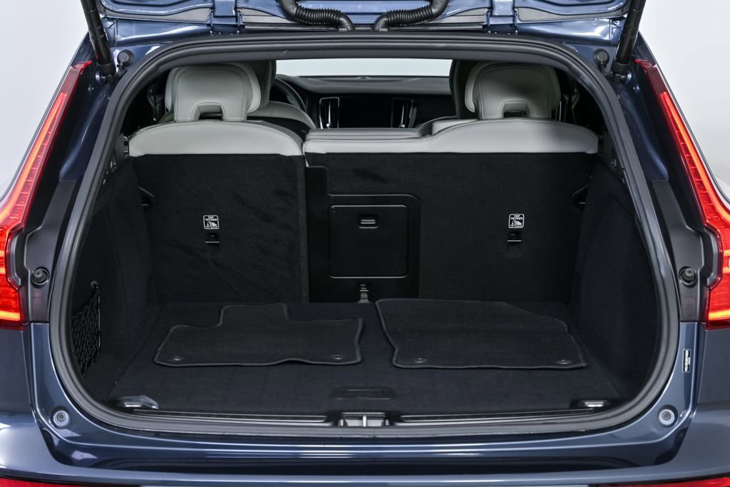 Used 2025 Volvo V60 B5 Cross Country Ultra image 31