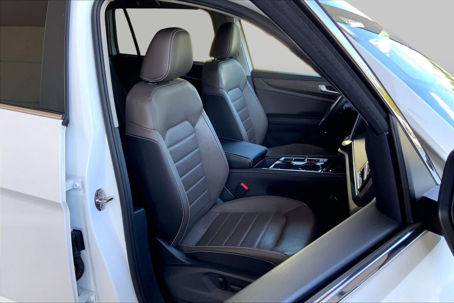 Used 2025 Volkswagen Atlas SEL AWD/4WD image 9