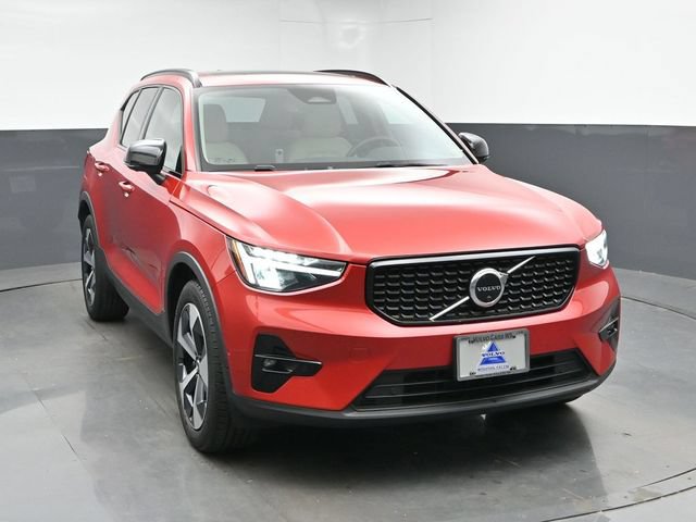 Used 2023 Volvo XC40 B5 Plus w/ Driver Assist Package AWD/4WD image 2