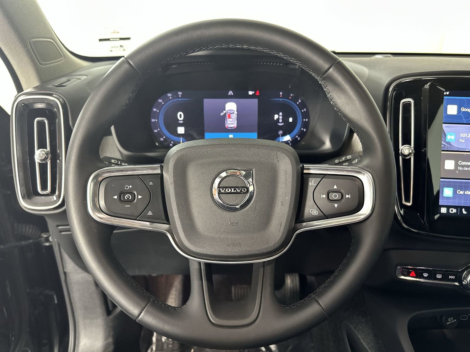 Used 2025 Volvo XC40 B5 Plus image 14