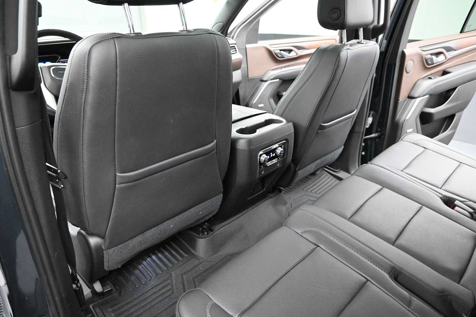 Used 2021 GMC Yukon Denali w/ Denali Premium Package RWD image 28