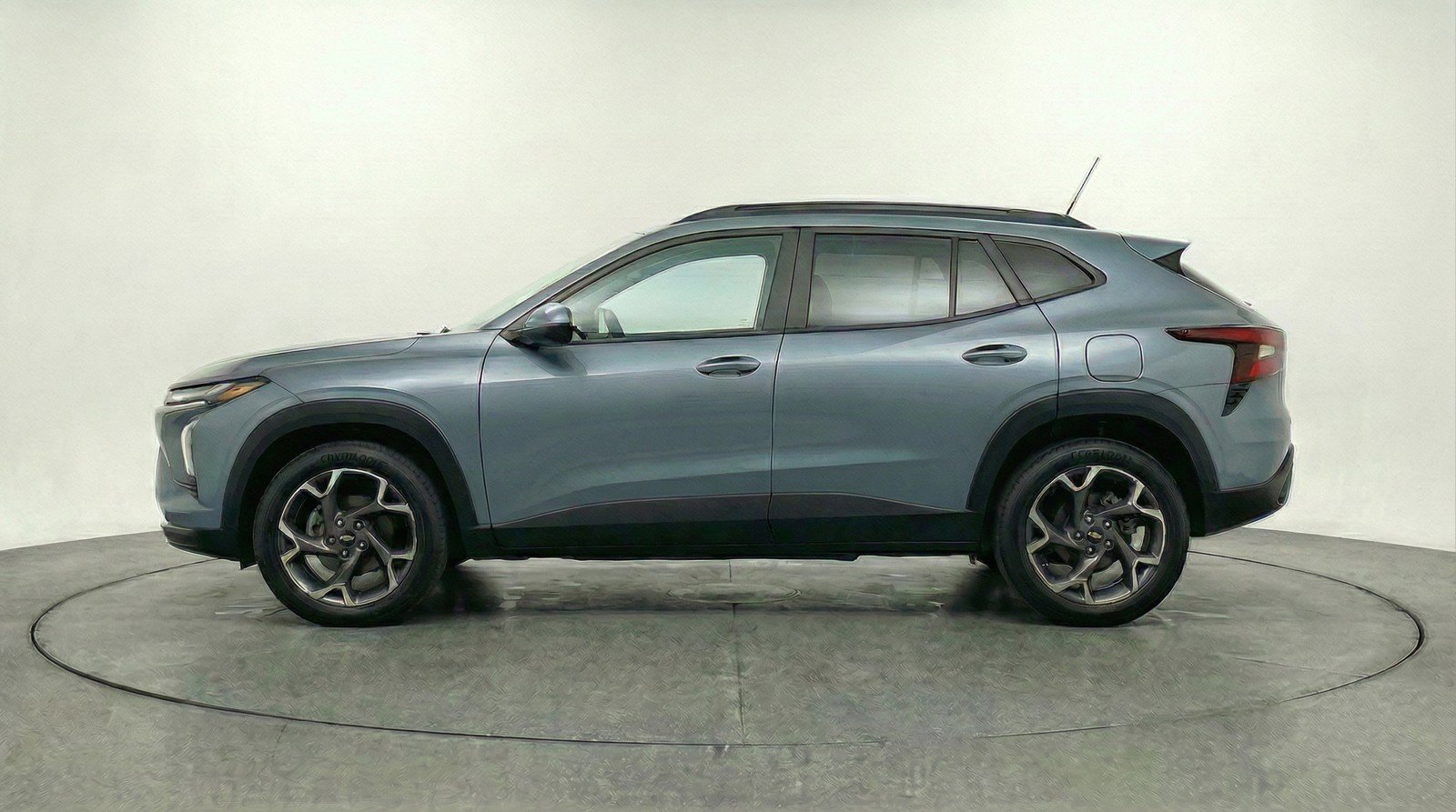 Used 2025 Chevrolet Trax LT w/ LT Convenience Package FWD image 5