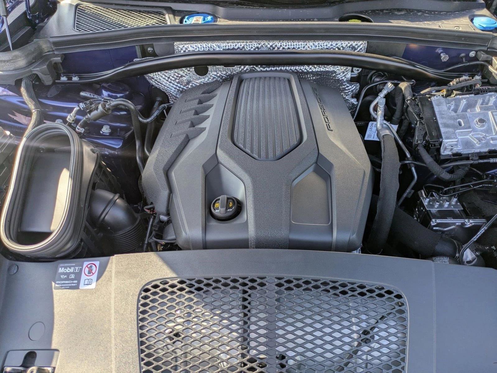 Certified 2025 Porsche Macan AWD/4WD image 28