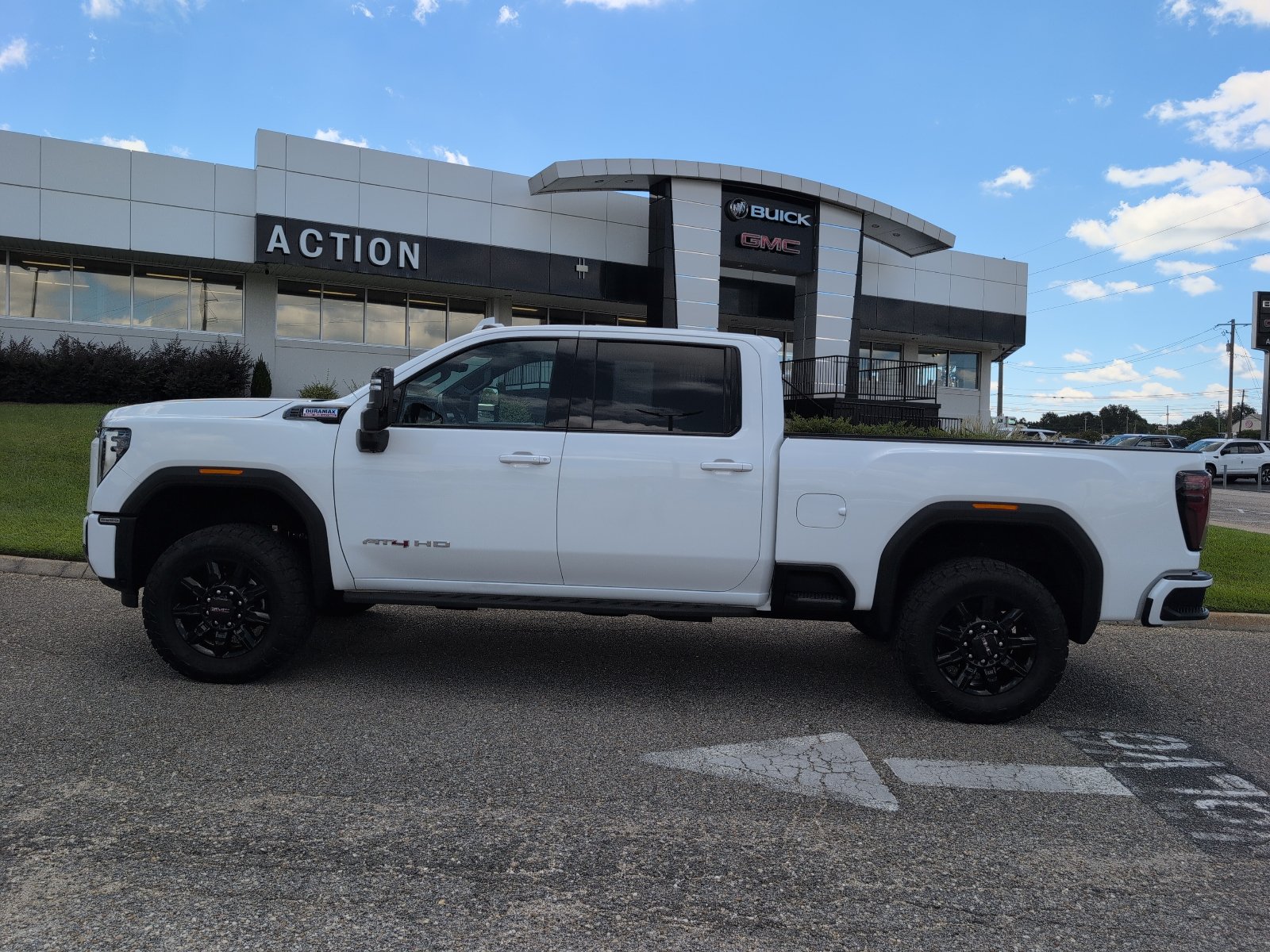 Used 2025 GMC Sierra 2500 AT4 w/ AT4 Premium Plus Package AWD/4WD image 2