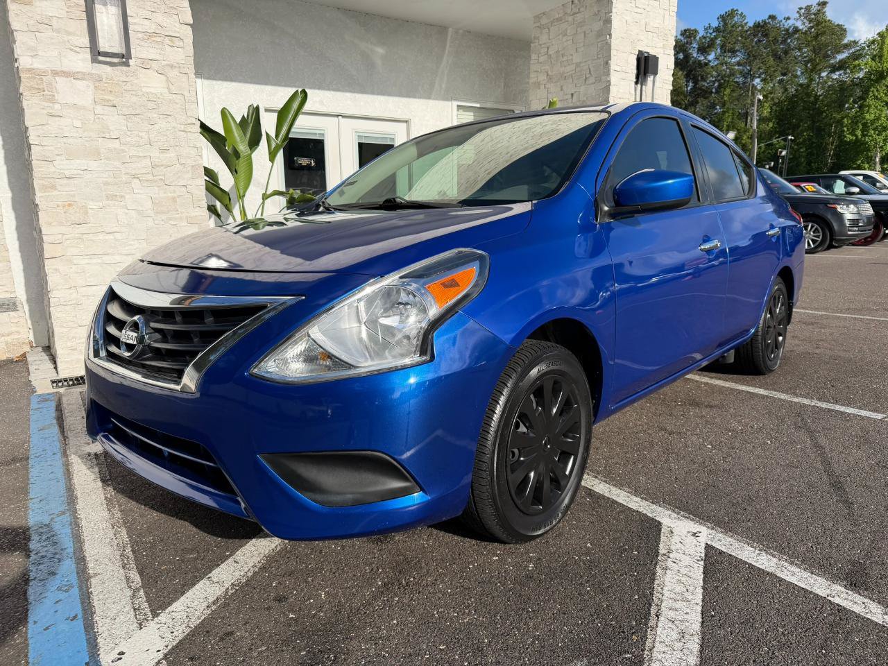 Used 2015 Nissan Versa SV FWD image 3