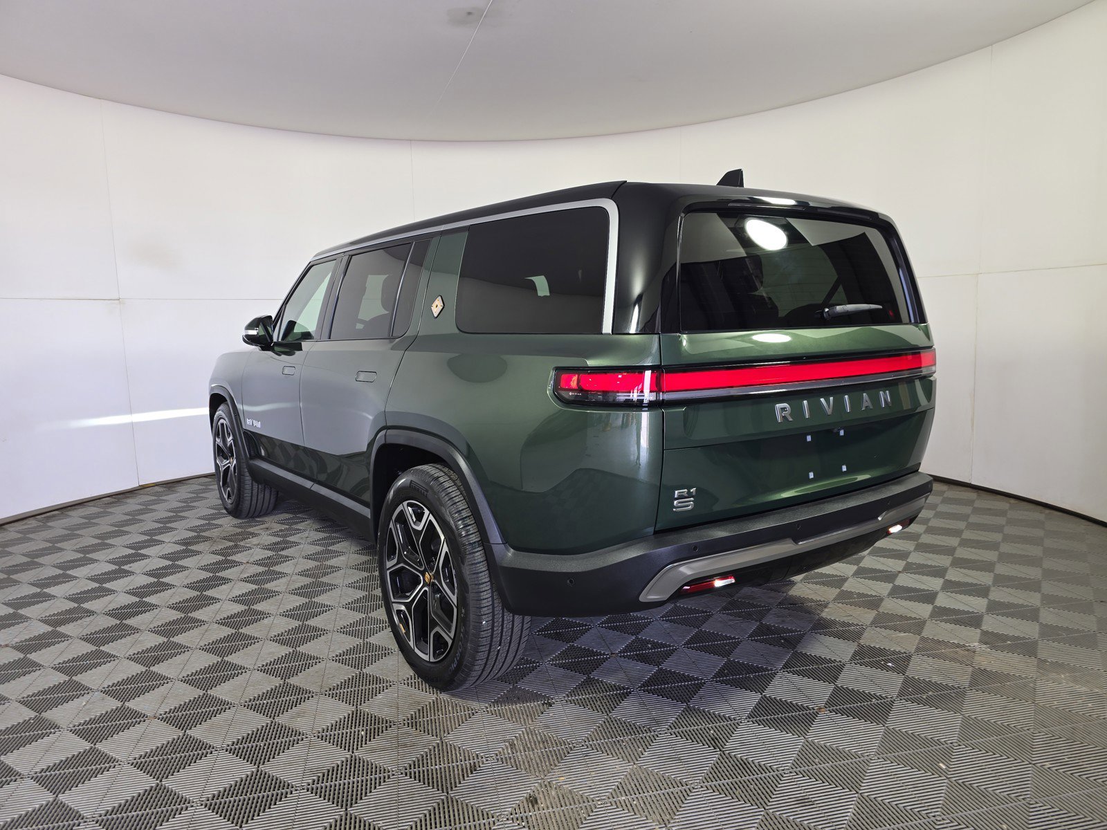 Used 2024 Rivian R1S Adventure AWD/4WD image 3