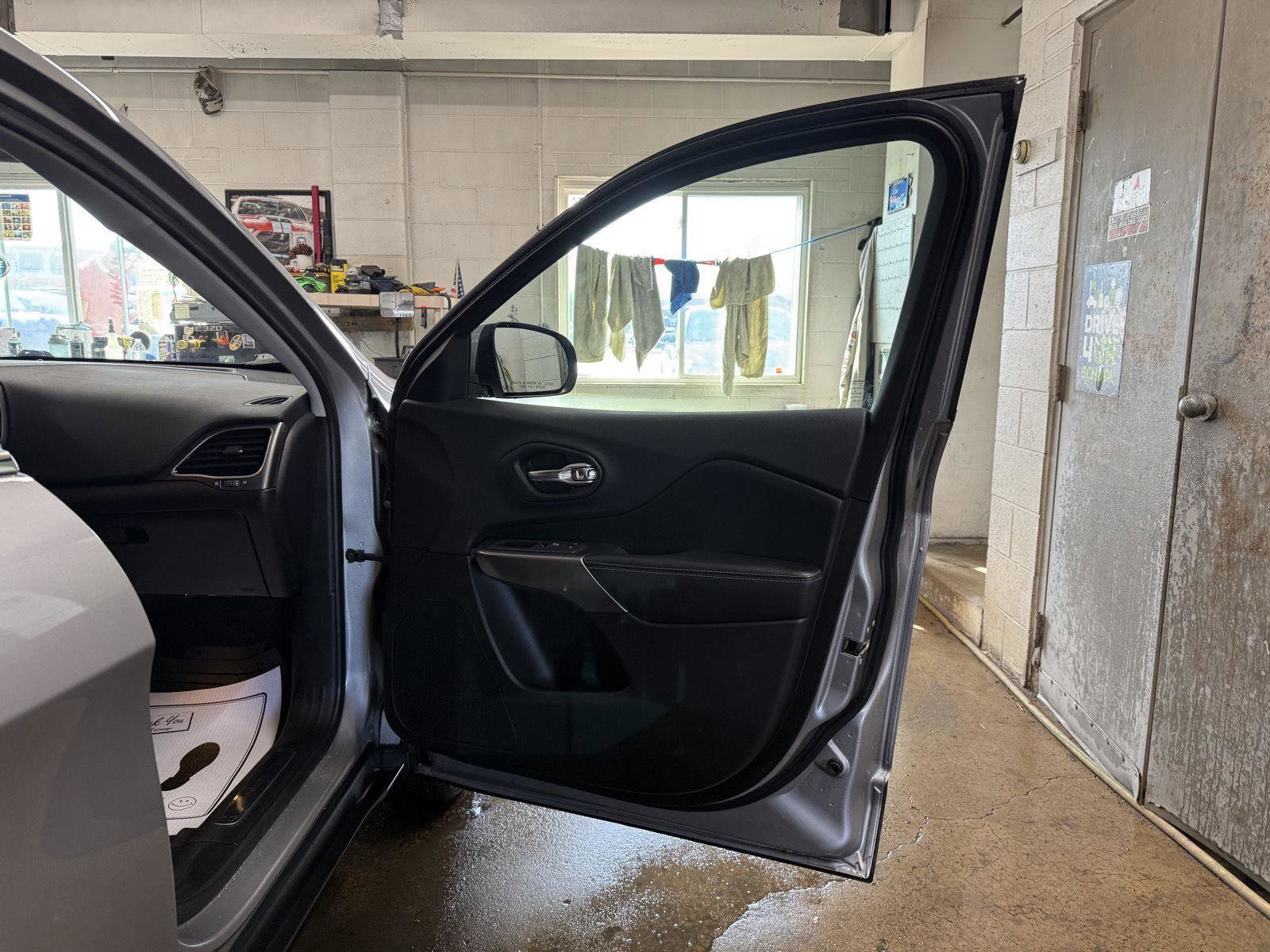 Used 2019 Jeep Cherokee Limited AWD/4WD image 28