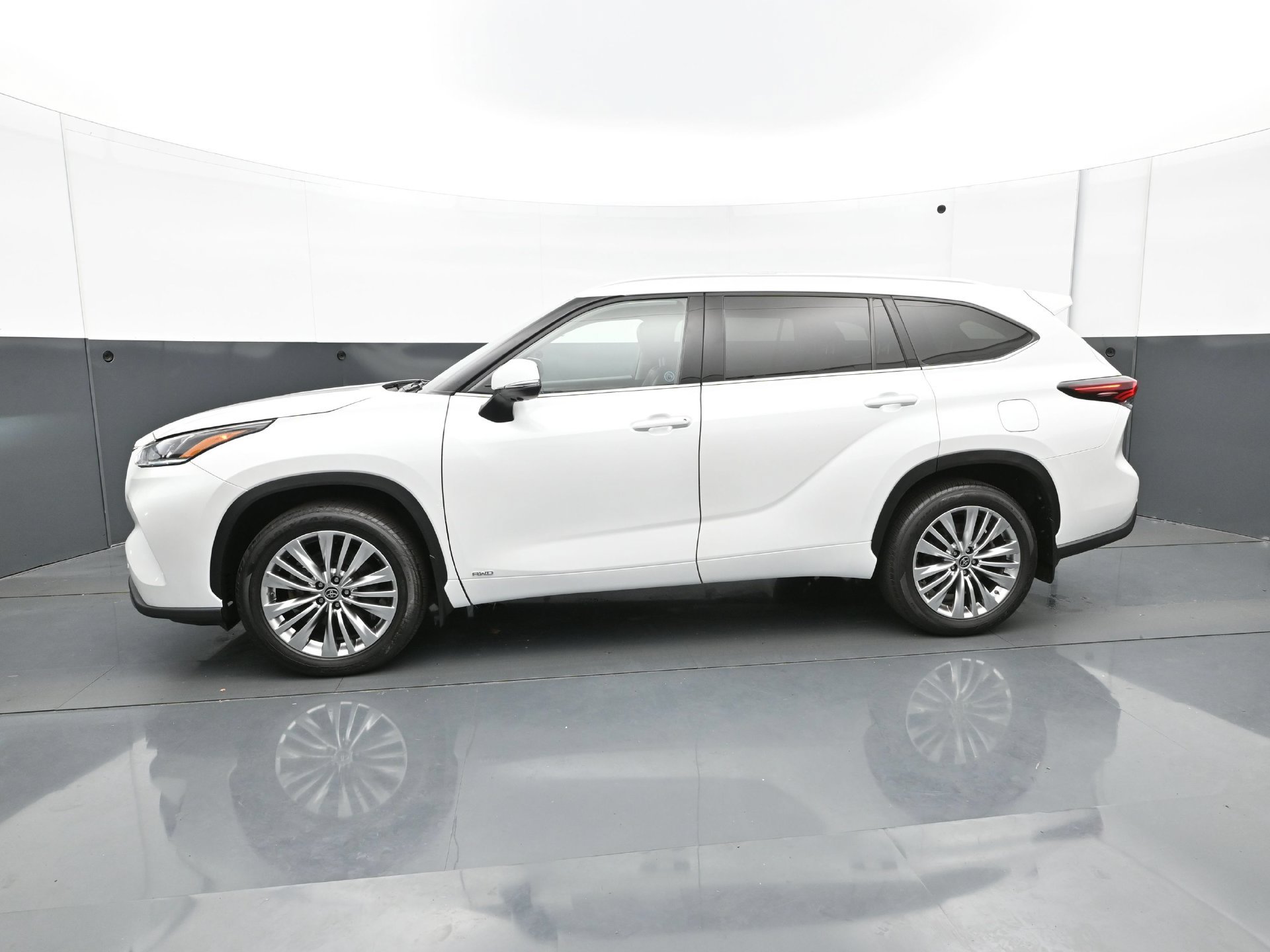 Used 2025 Toyota Highlander Platinum AWD/4WD image 3