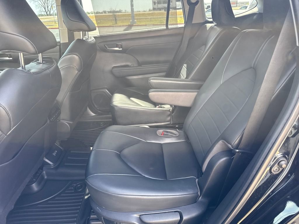 Used 2023 Toyota Highlander XLE FWD image 29