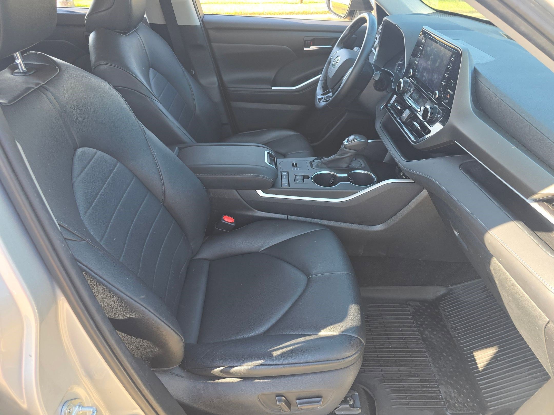 Used 2020 Toyota Highlander XLE image 30