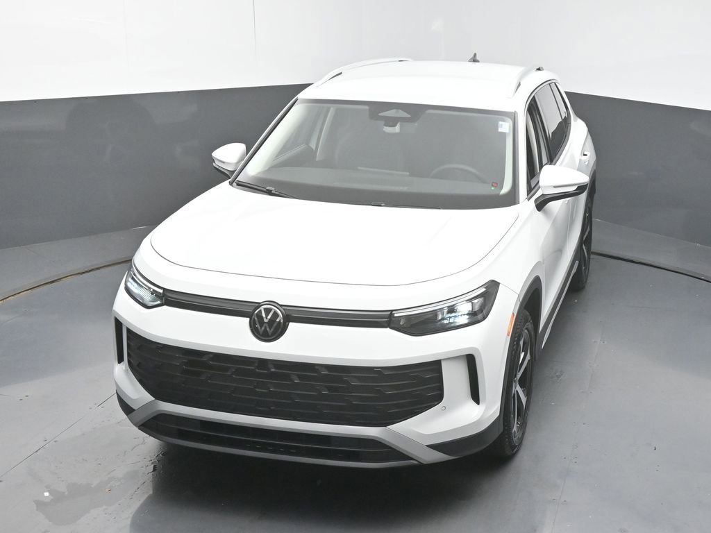 Used 2025 Volkswagen Tiguan SE image 45