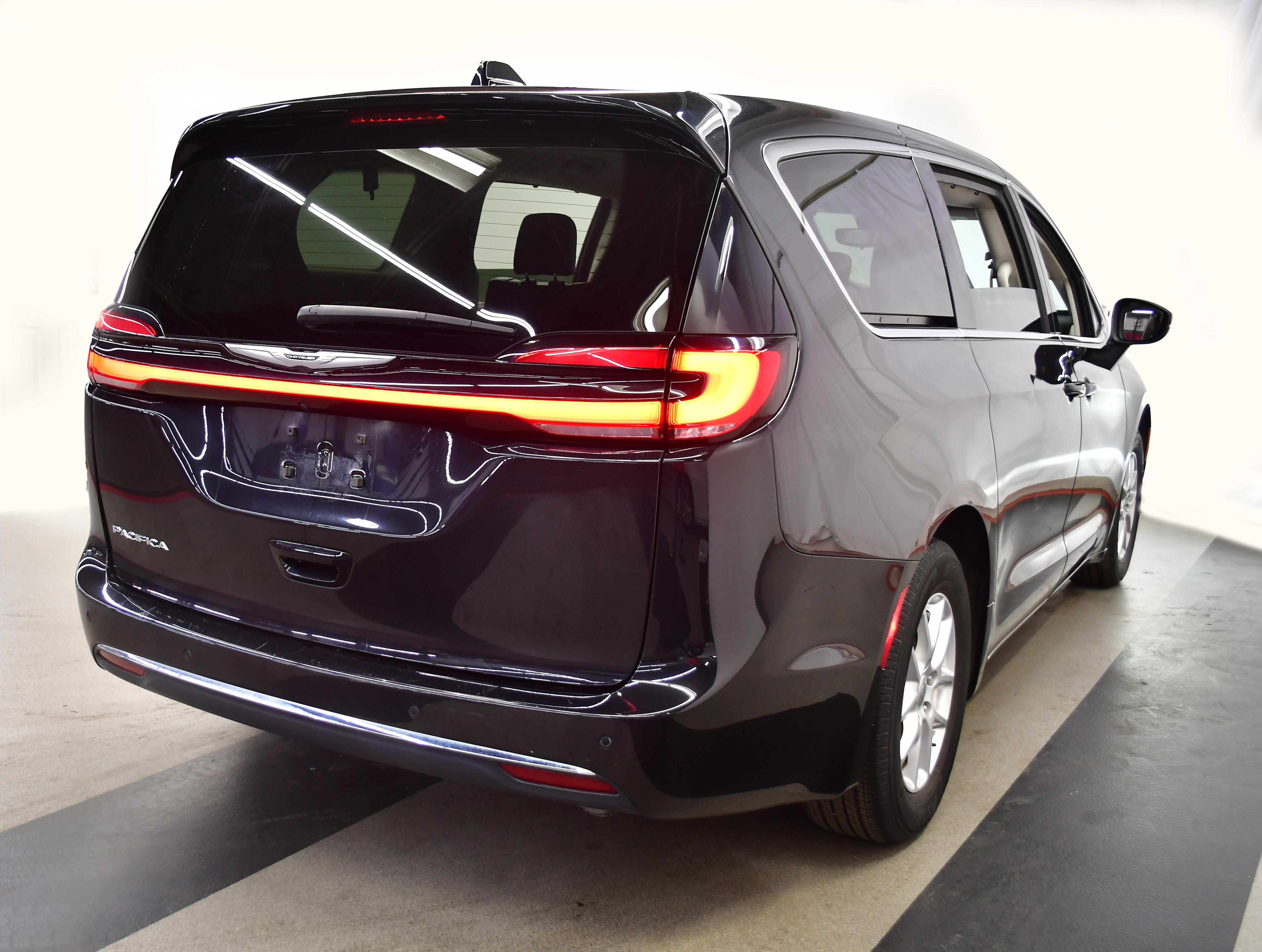 Used 2023 Chrysler Pacifica Touring-L FWD image 38