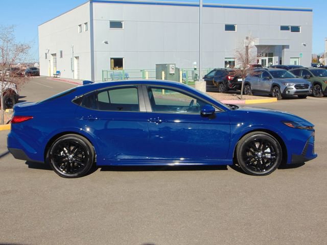 Used 2025 Toyota Camry SE image 3