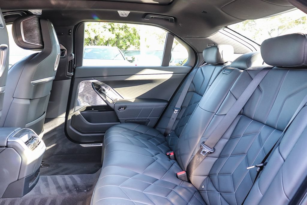 Used 2026 BMW 750e xDrive w/ Premium Package AWD/4WD image 18