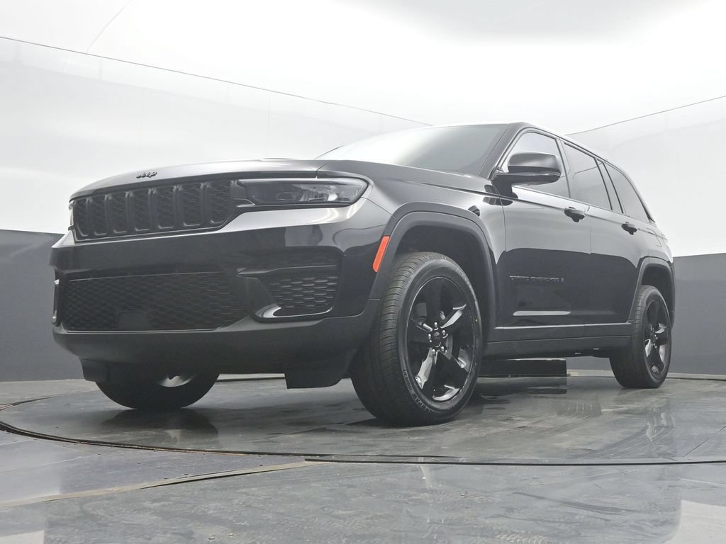 Used 2023 Jeep Grand Cherokee Altitude AWD/4WD image 43