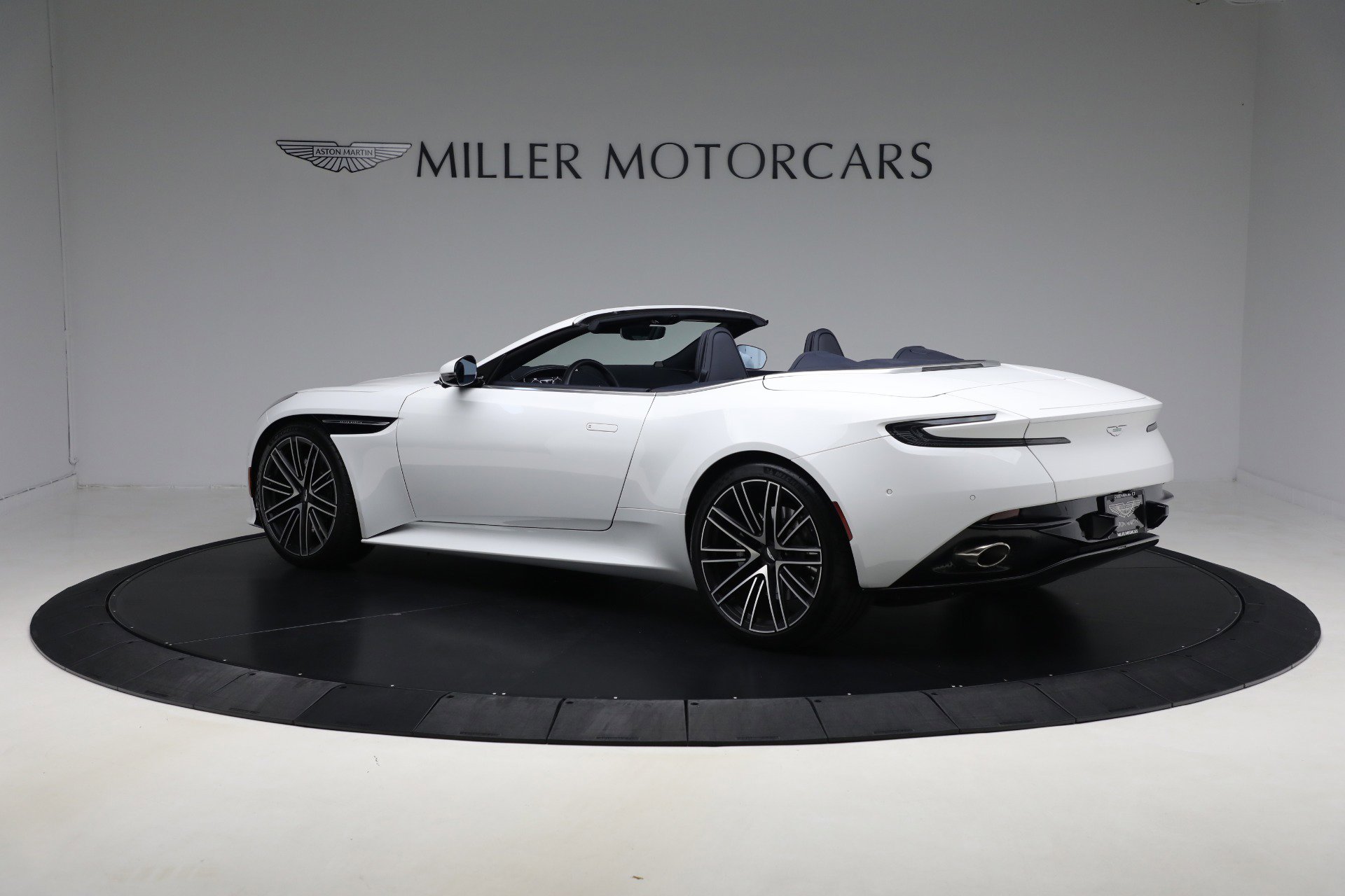 Used 2024 Aston Martin DB12 Convertible image 4