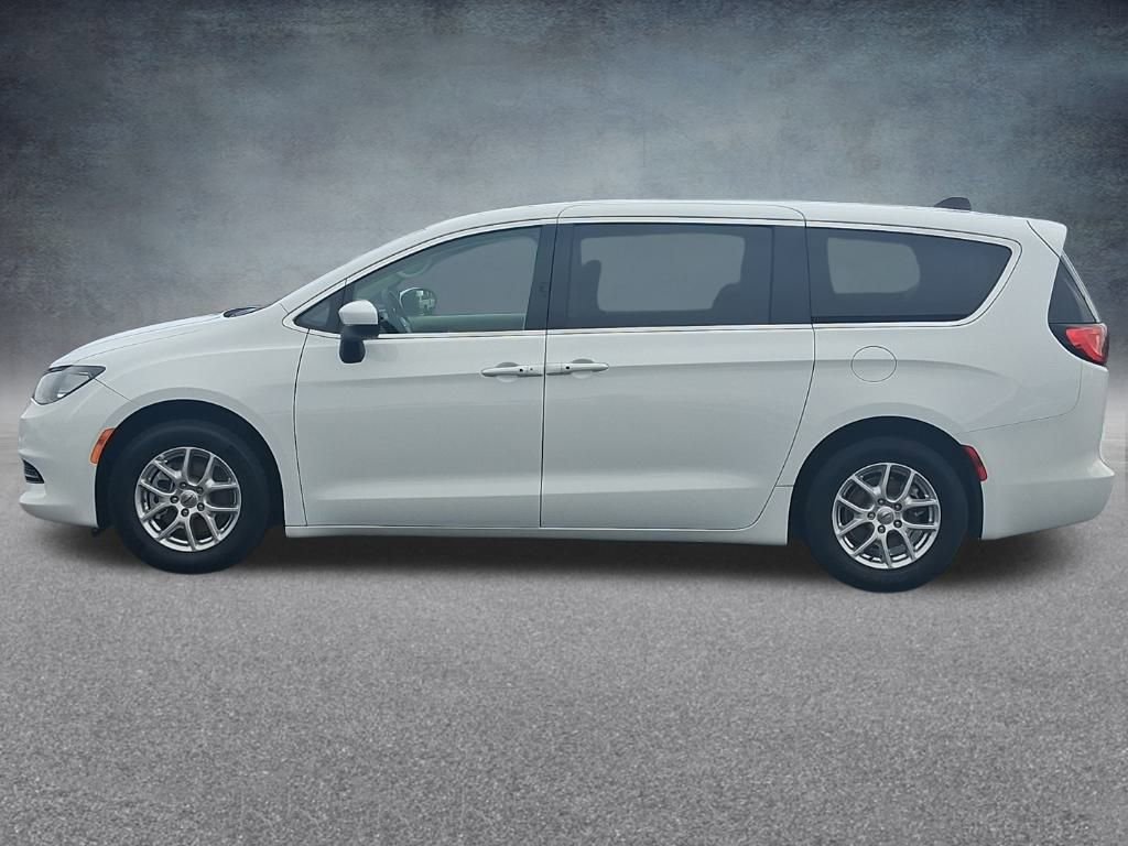 Used 2023 Chrysler Voyager LX image 10