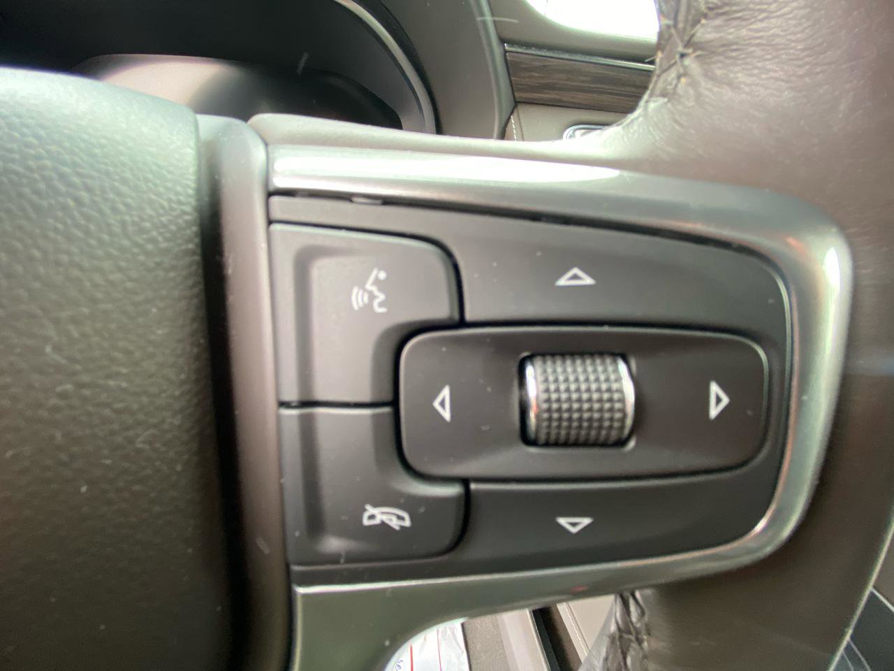 Used 2022 Chevrolet Suburban LT w/ Luxury Package image 21