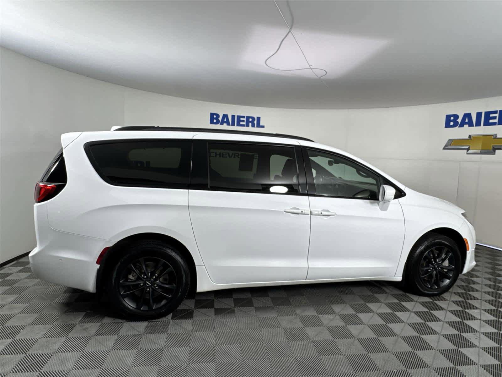 Used 2020 Chrysler Pacifica Touring-L w/ Advanced Safetytec Group AWD/4WD image 6