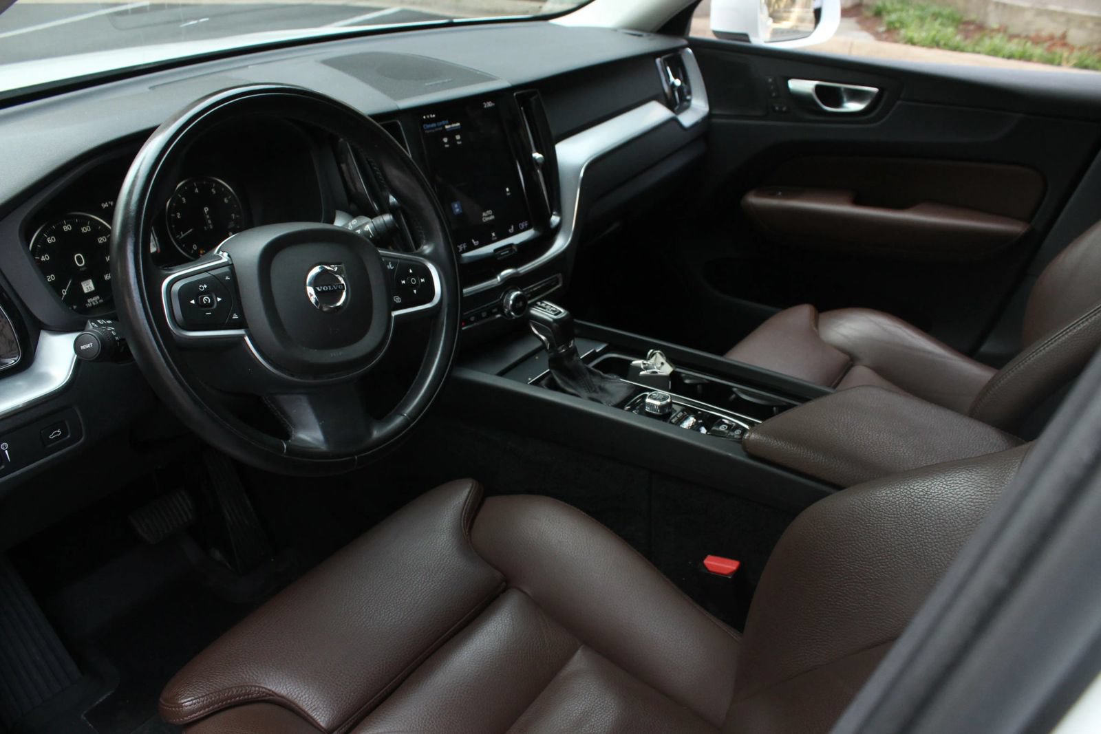 Used 2019 Volvo XC60 T5 Momentum w/ Multimedia Package AWD/4WD image 13