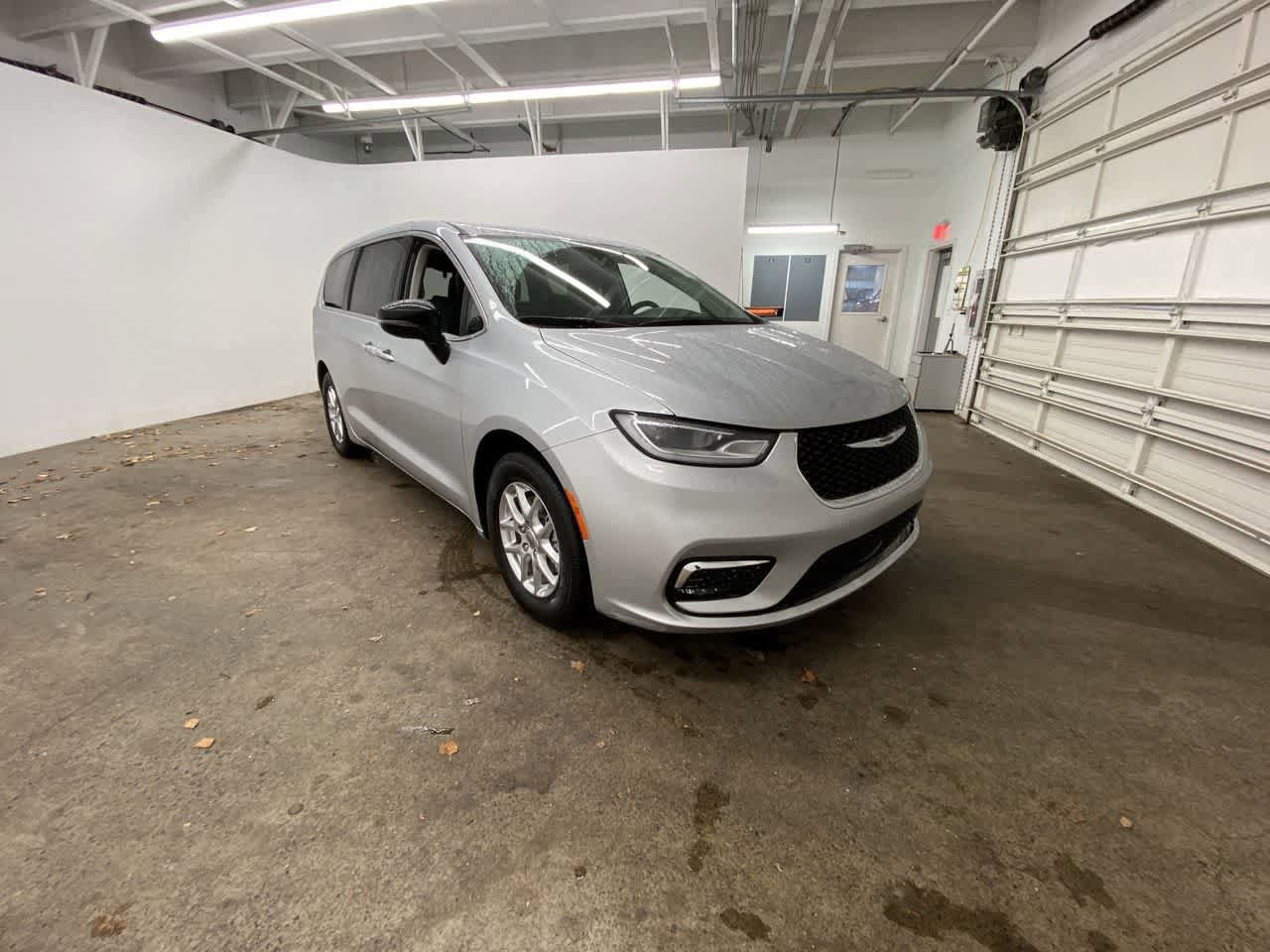 Used 2024 Chrysler Pacifica Touring-L FWD image 8