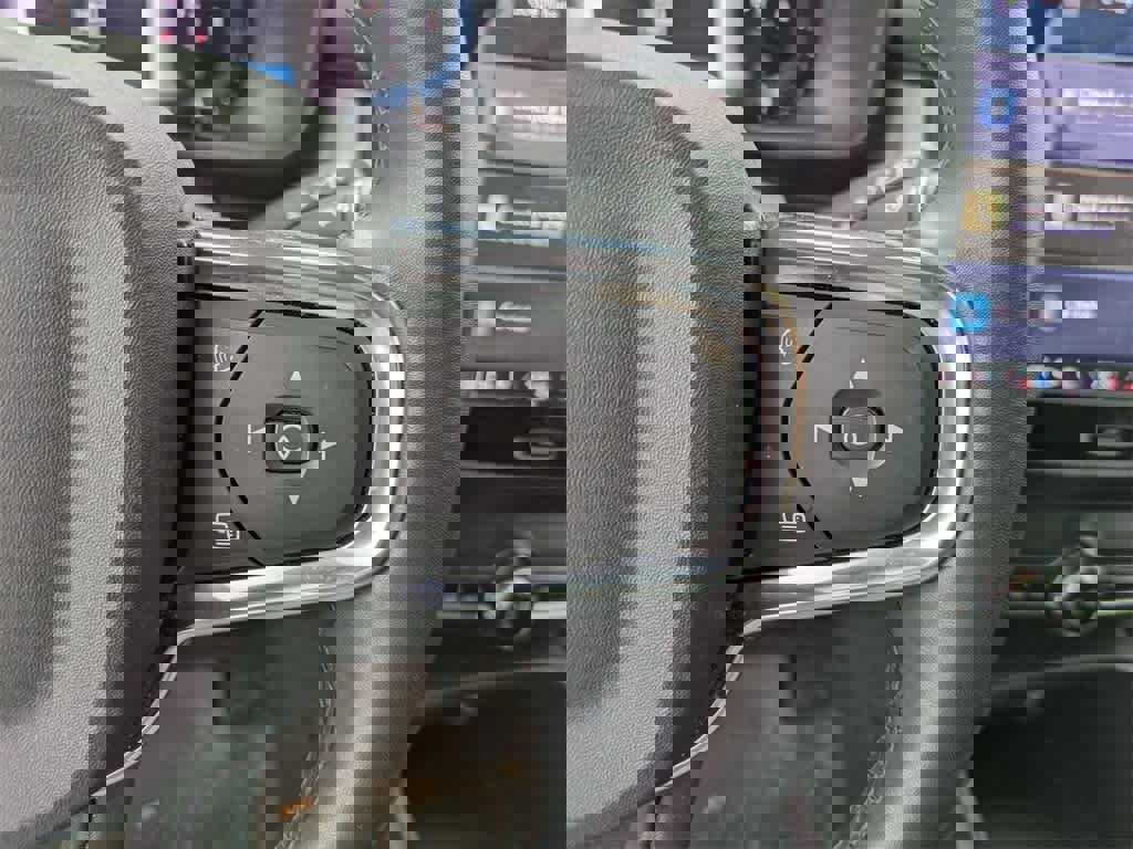 Used 2023 Volvo XC40 B5 Plus w/ Driver Assist Package image 23