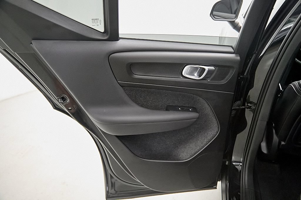 Certified 2023 Volvo XC40 B5 Ultimate w/ Protection Package Premier AWD/4WD image 19