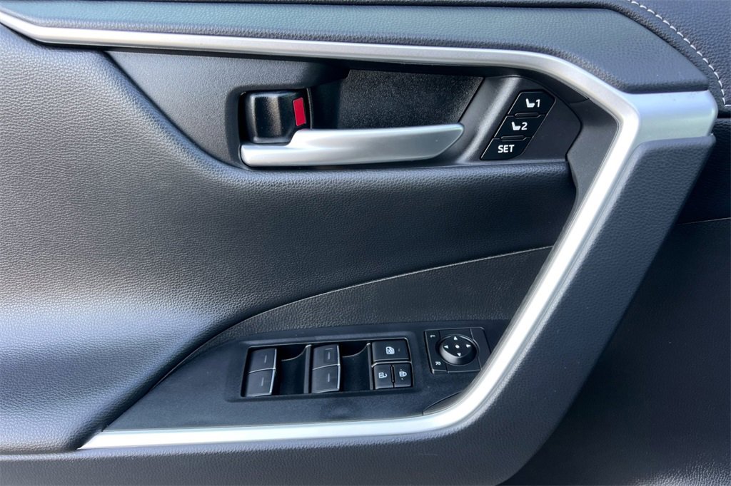 Used 2025 Toyota RAV4 Limited image 13