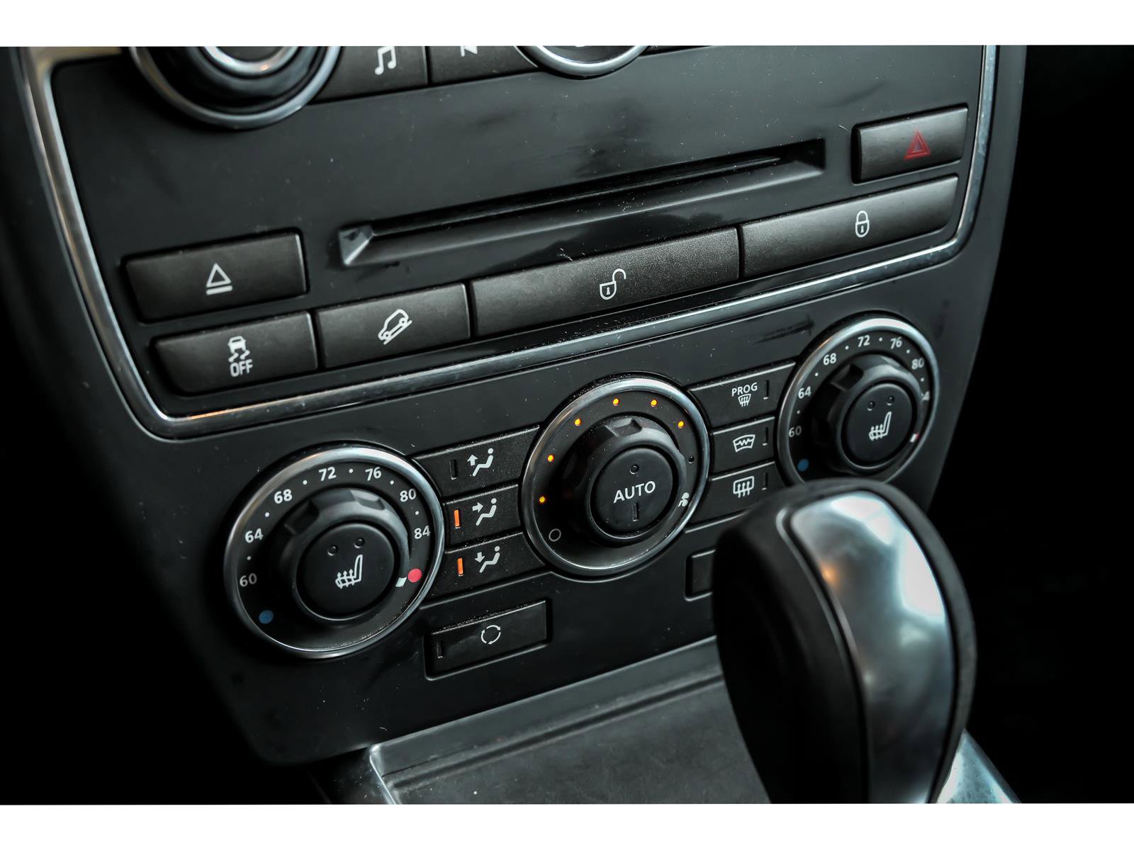 Used 2014 Land Rover LR2 image 21