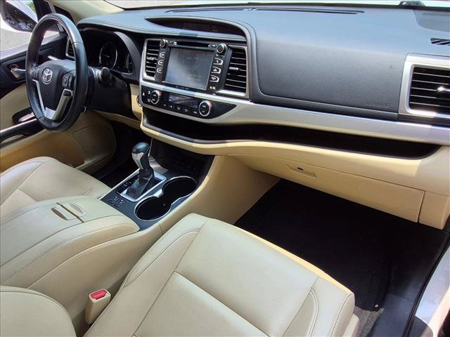 Used 2019 Toyota Highlander XLE AWD/4WD image 21