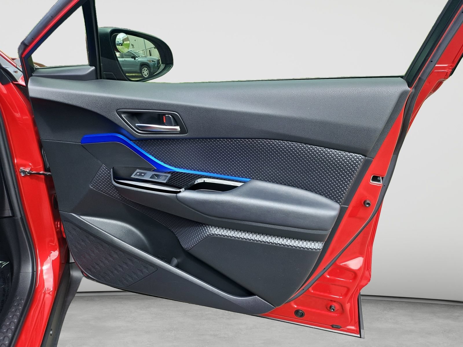 Used 2021 Toyota C-HR XLE FWD image 30