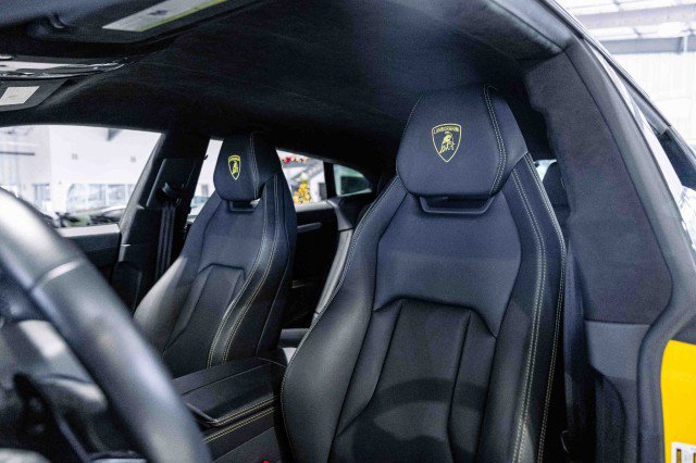 Used 2022 Lamborghini Urus image 18