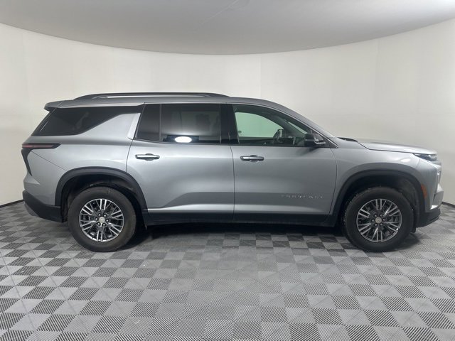 Used 2024 Chevrolet Traverse LT image 2