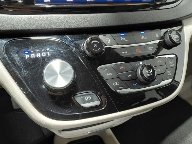 Used 2024 Chrysler Pacifica Touring-L image 34