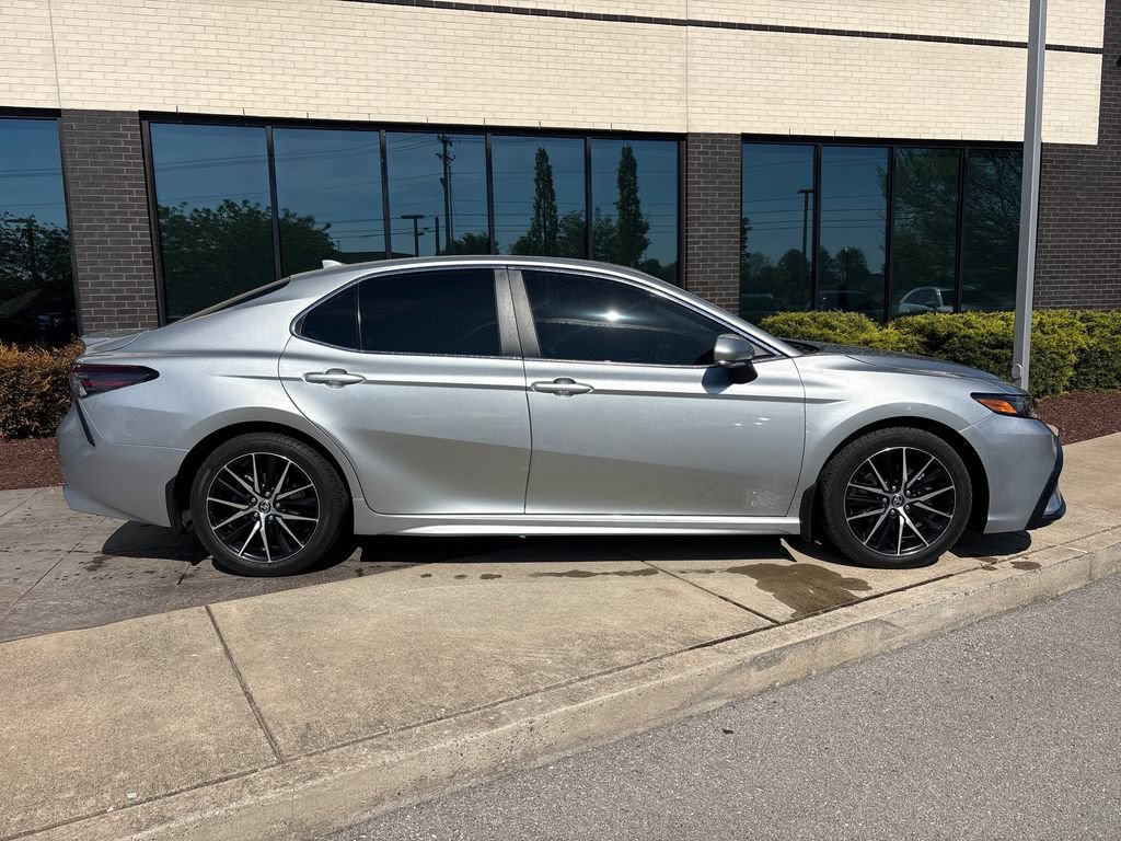 Used 2024 Toyota Camry SE AWD/4WD image 3
