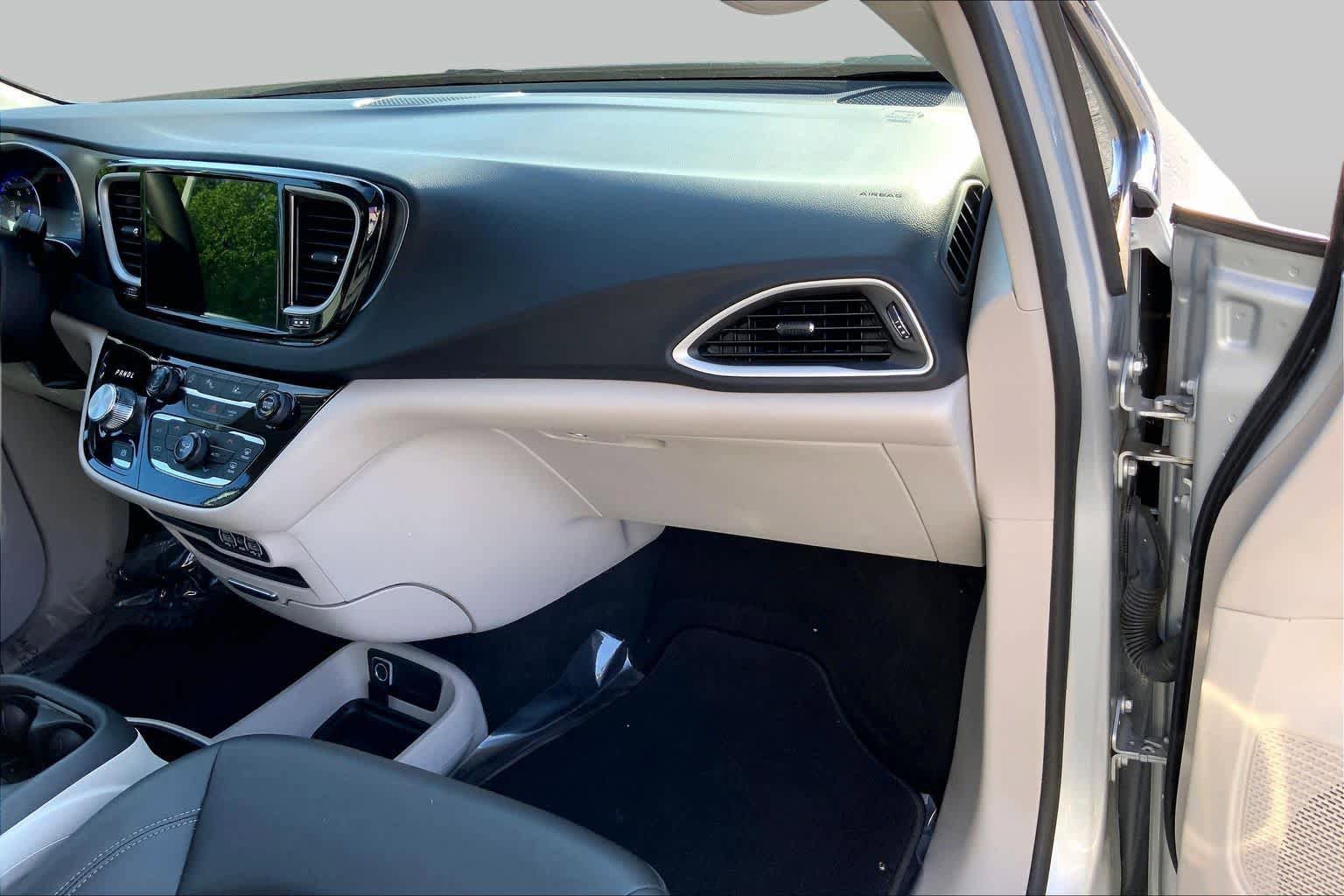 Used 2024 Chrysler Pacifica Touring-L FWD image 18