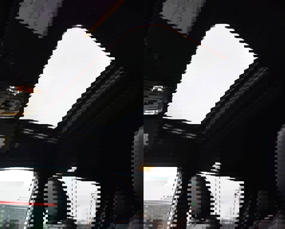 Used 2025 Toyota Sienna XSE w/ XSE Premium Package image 6