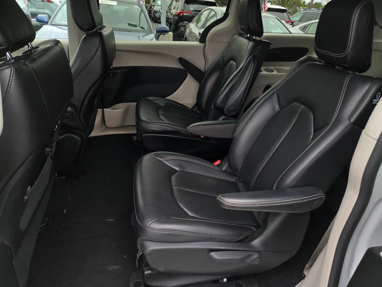 Used 2023 Chrysler Pacifica Touring-L FWD image 11