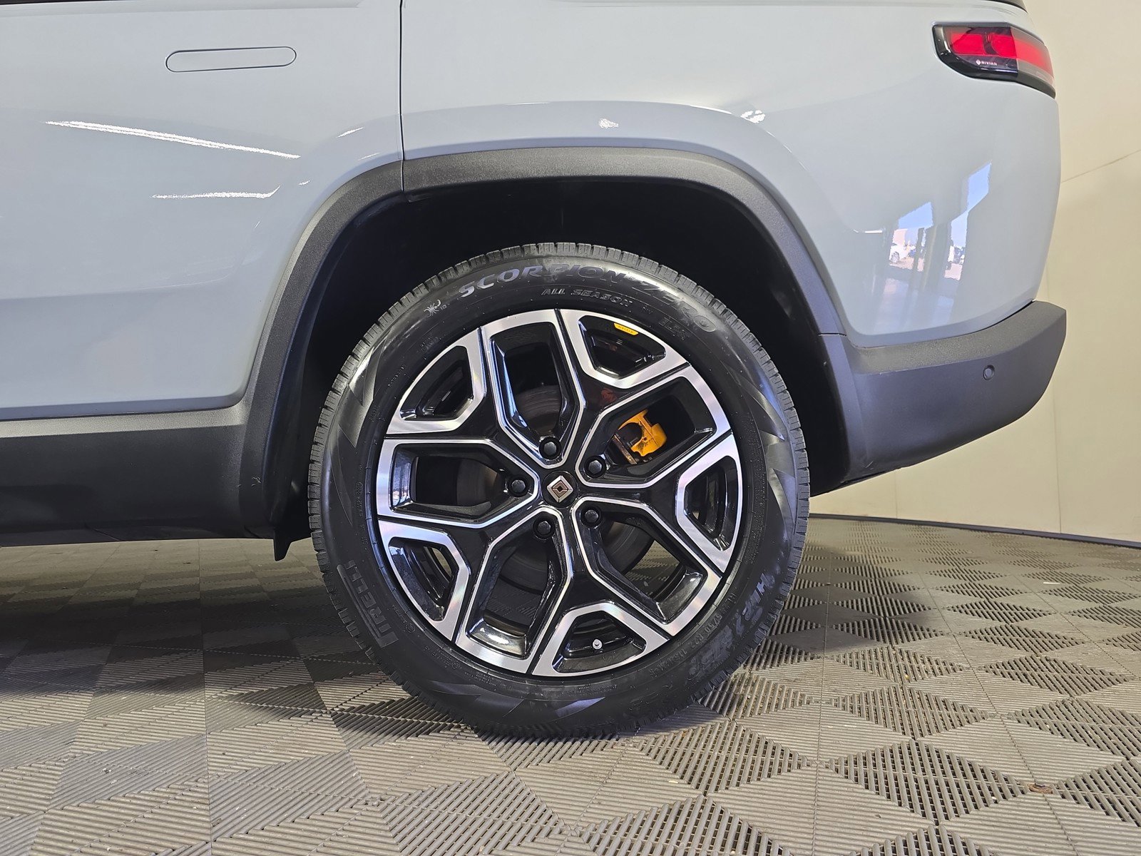 Used 2022 Rivian R1S Launch Edition image 10
