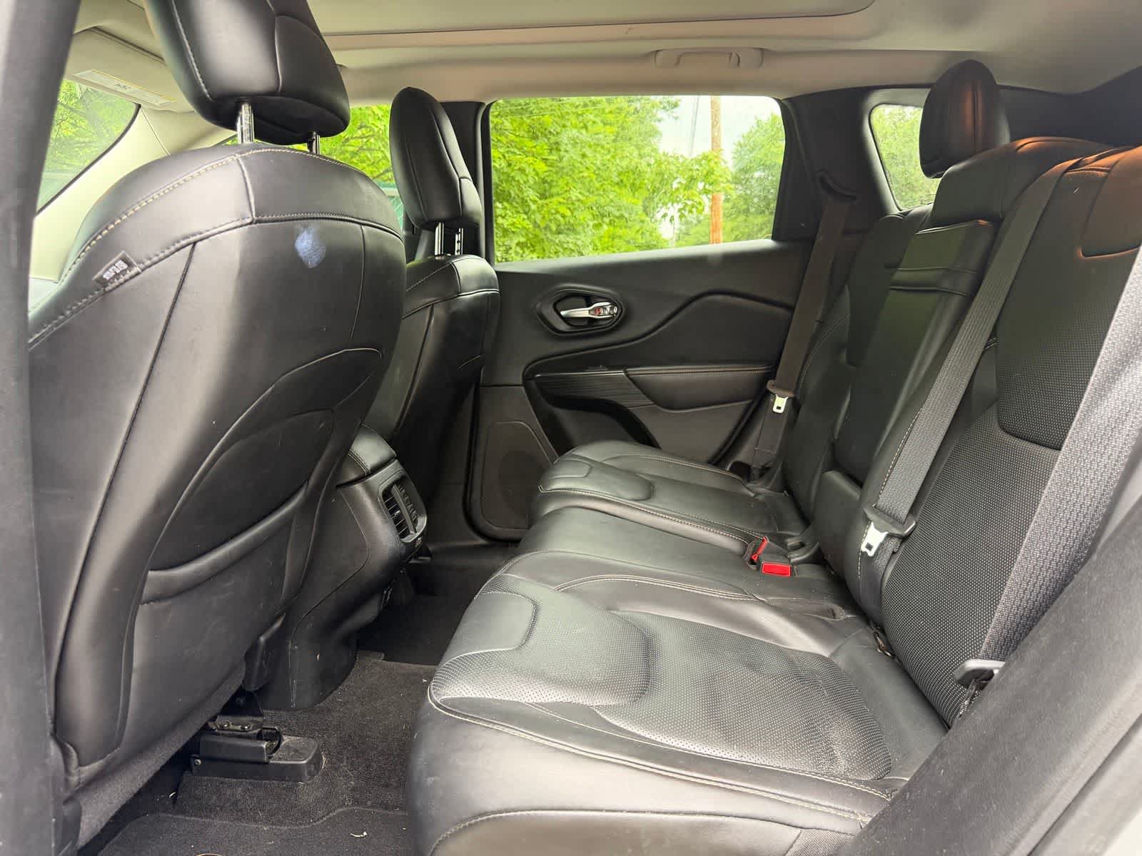 Used 2016 Jeep Cherokee Limited w/ Luxury Group AWD/4WD image 15