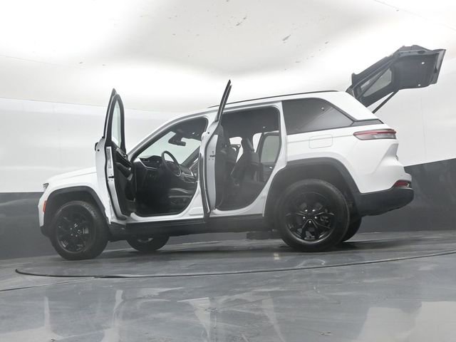Used 2025 Jeep Grand Cherokee Altitude AWD/4WD image 53