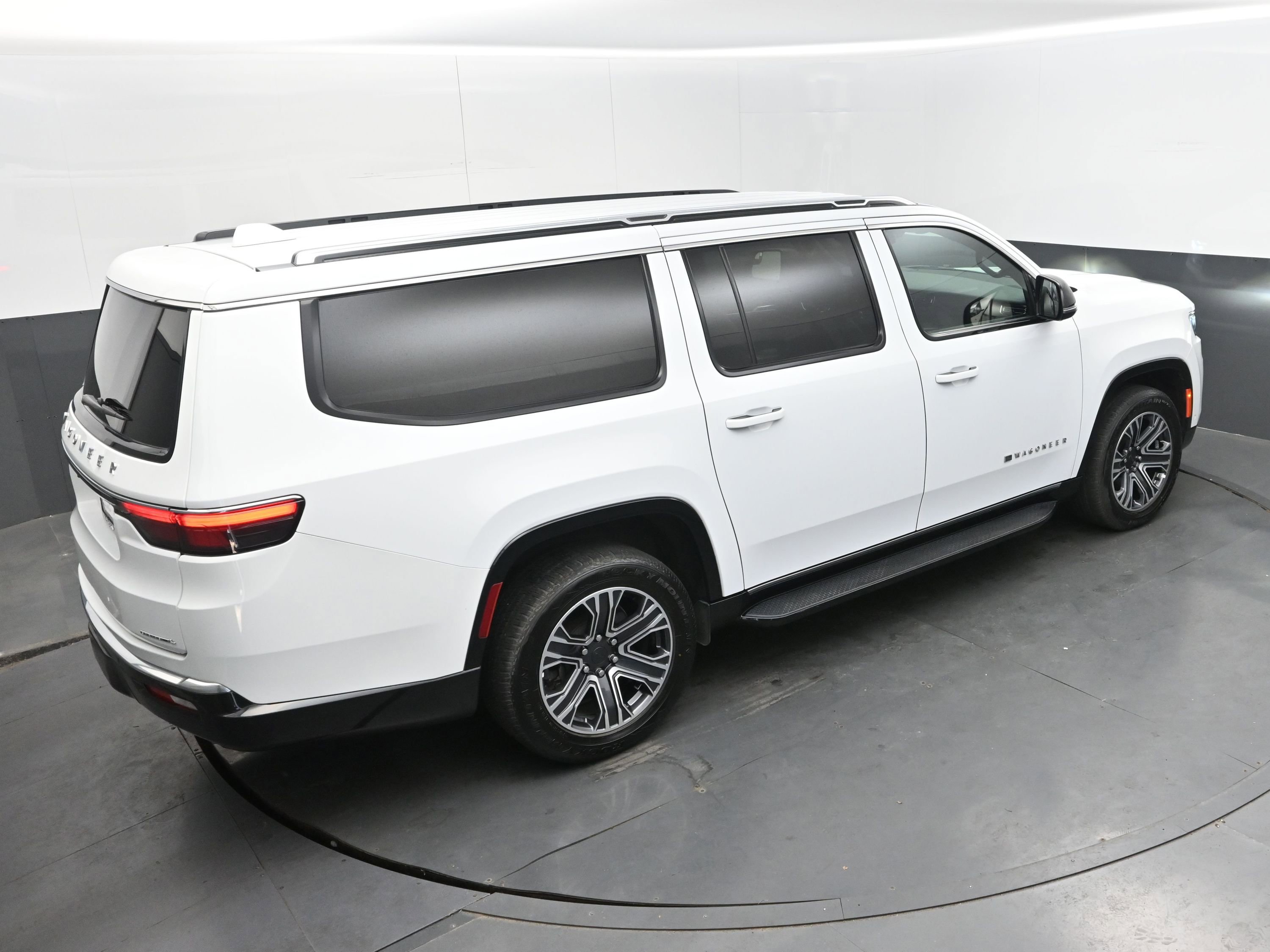 Used 2023 Jeep Wagoneer L Series II image 37