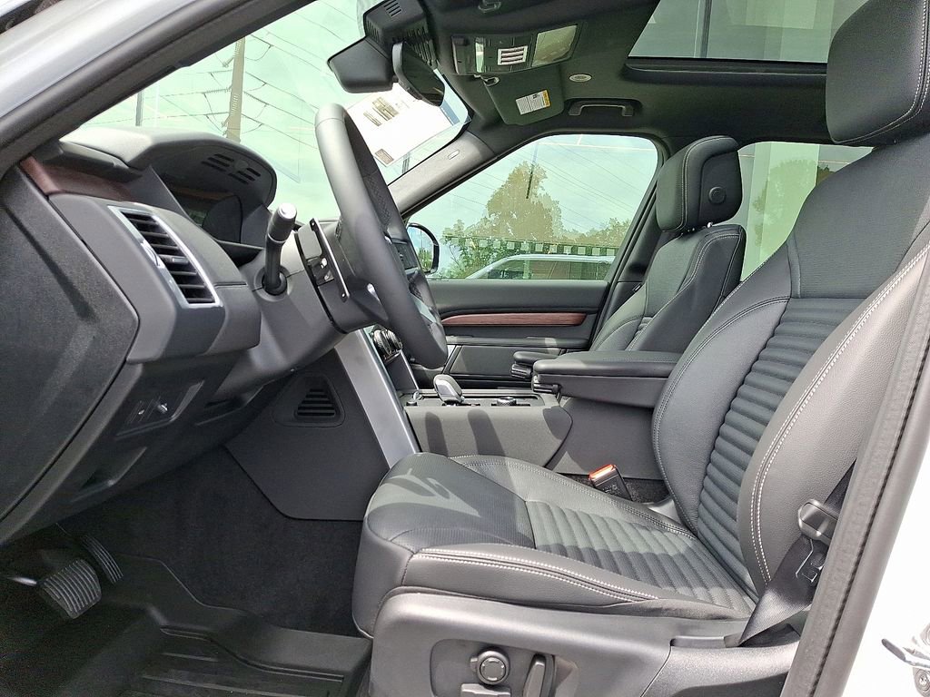 New 2025 Land Rover Discovery S image 9