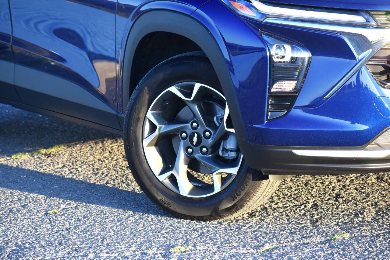 Used 2024 Chevrolet Trax LT w/ Sunroof Package FWD image 6