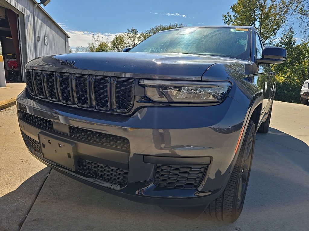 Used 2023 Jeep Grand Cherokee L Altitude AWD/4WD image 12