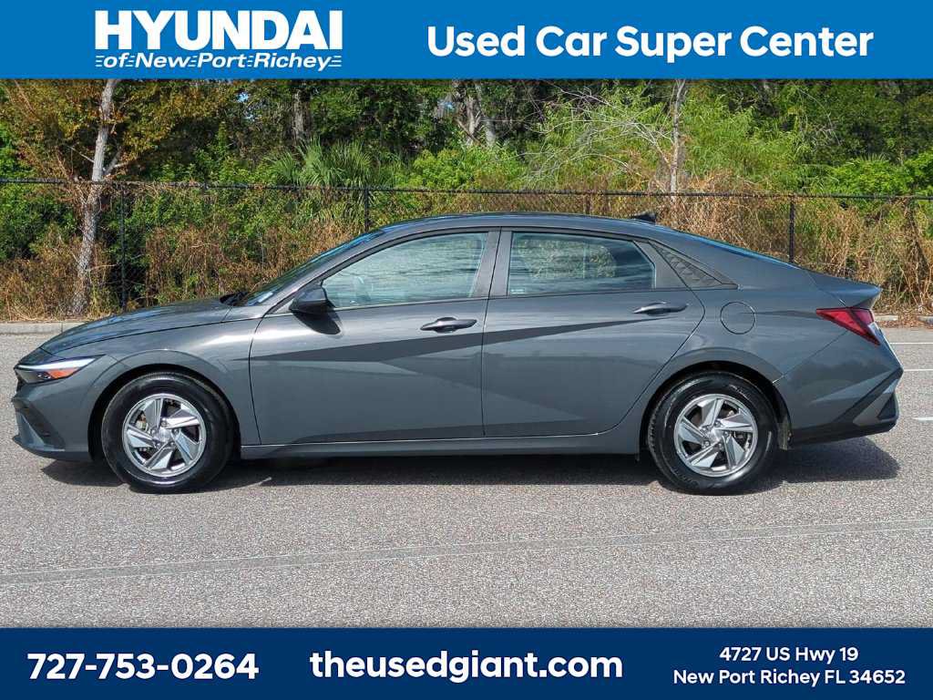 Certified 2025 Hyundai Elantra SE FWD image 2
