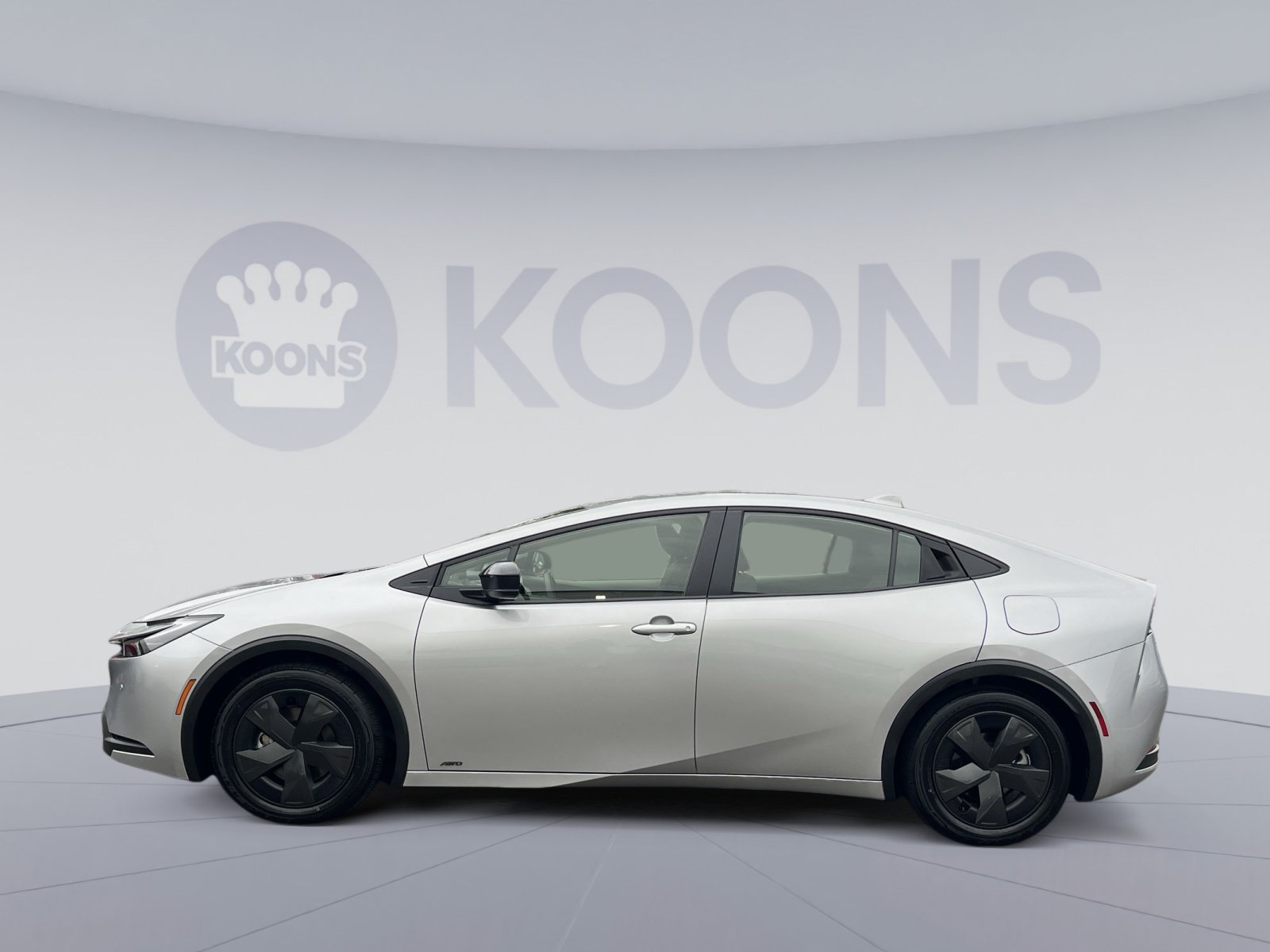 Used 2025 Toyota Prius LE AWD/4WD image 2