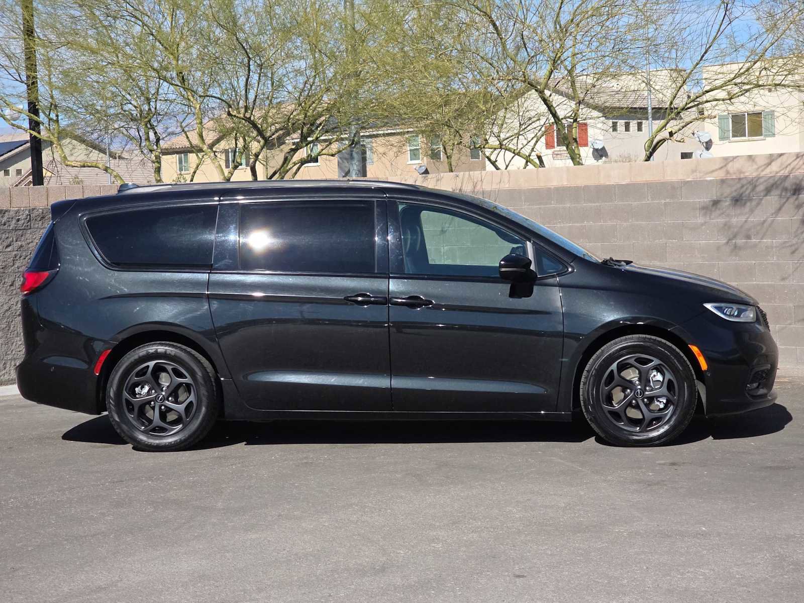 Used 2024 Chrysler Pacifica Premium image 11