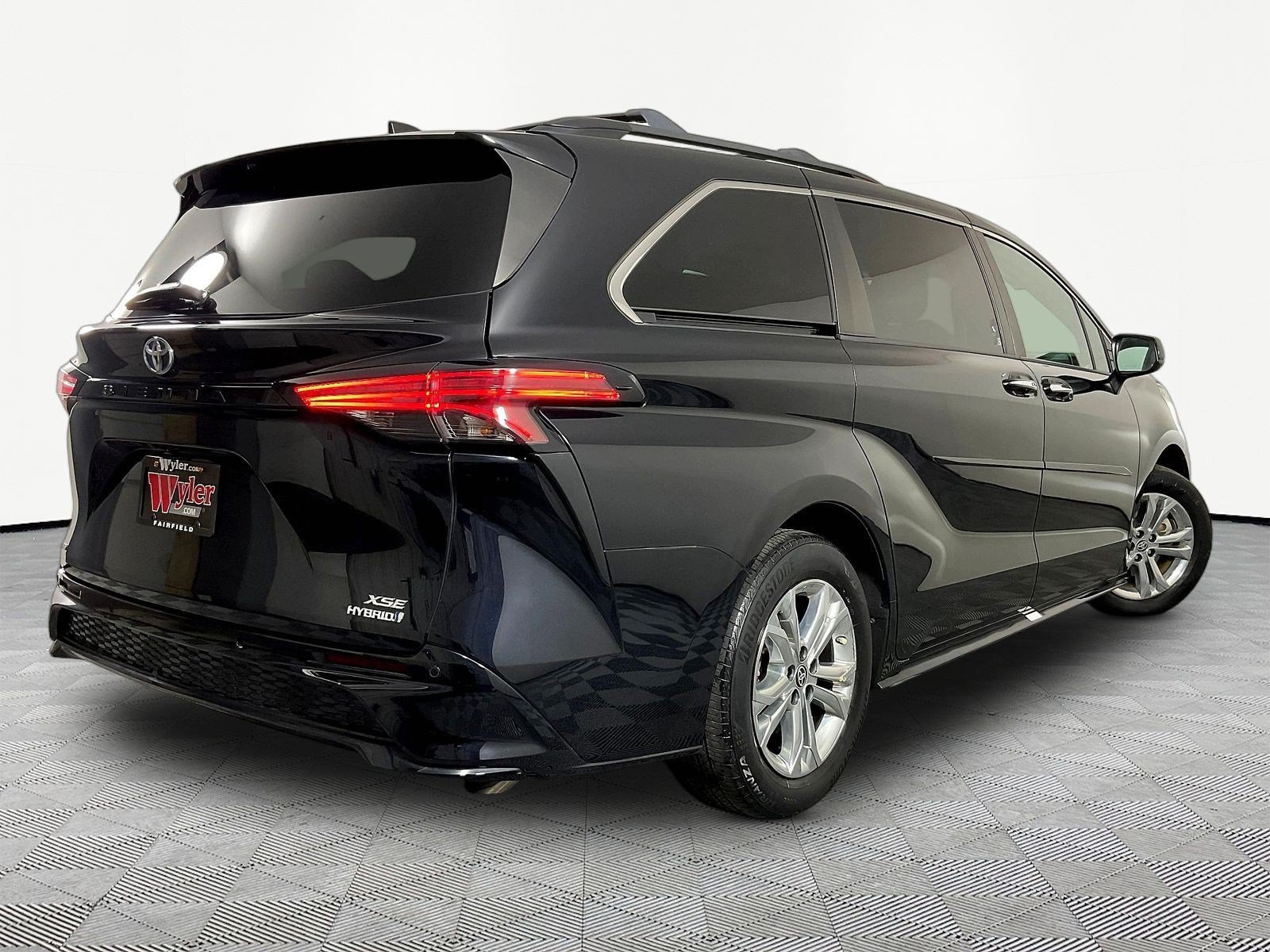 Used 2022 Toyota Sienna XSE w/ XSE Plus Package AWD/4WD image 6